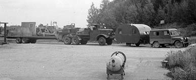 1953, ett arbetslag lämnar CVA för en RT-01 installation med bl.a. en jordlinetraktor